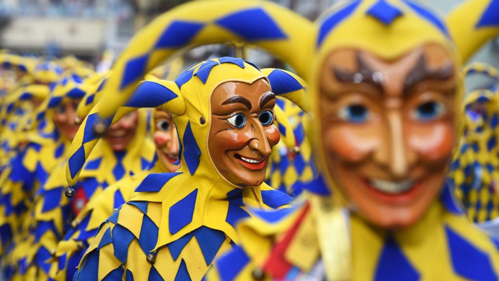 europa-empieza-a-celebrar-el-carnaval-y-irons-recita-en-barcelona-el-dia-en-fotos