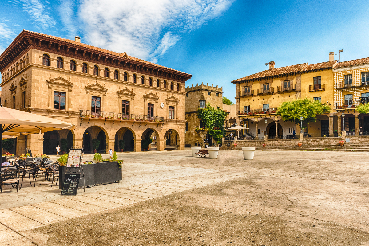 plaza mayor pueblo espanol