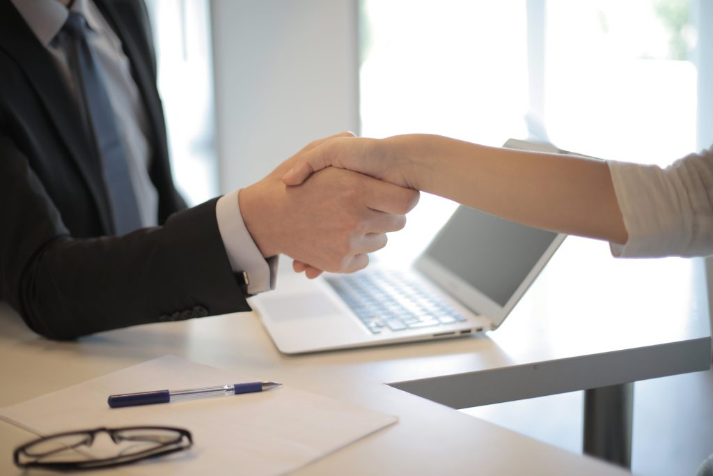 Personnes qui se serrent la mains à un entretien d'embauche