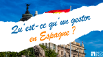 Drapeau espagnol flottant devant un bâtiment officiel à Madrid, symbole de l'administration en Espagne. gestor en Espagne