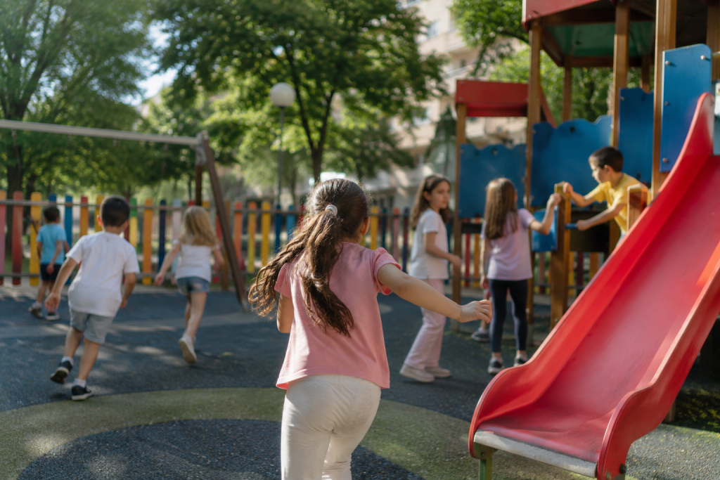 Quelles aides peut-on demander à sa mairie en Espagne ? 1 Parc municipal avec aire de jeux pour enfants, un service financé par les aides en Espagne destinées aux familles.