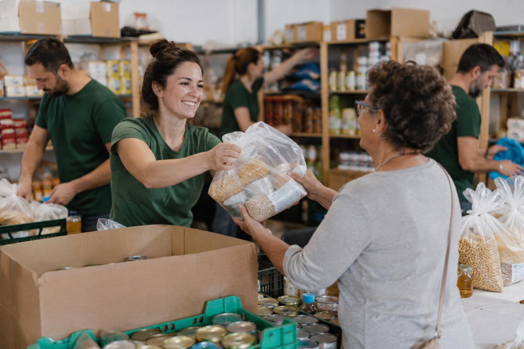 Quelles aides peut-on demander à sa mairie en Espagne ? 7 Distribution de colis alimentaires grâce aux aides en Espagne destinées aux personnes et familles en difficulté.