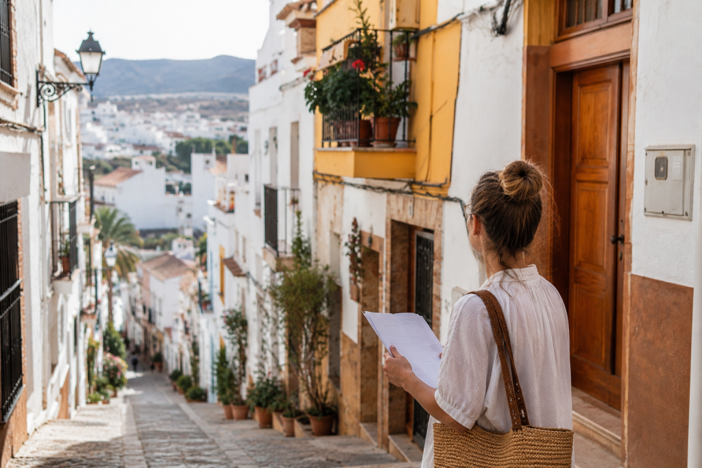 Acheter un bien en Espagne : une personne se rend à une visite de maison avant un achat immobilier