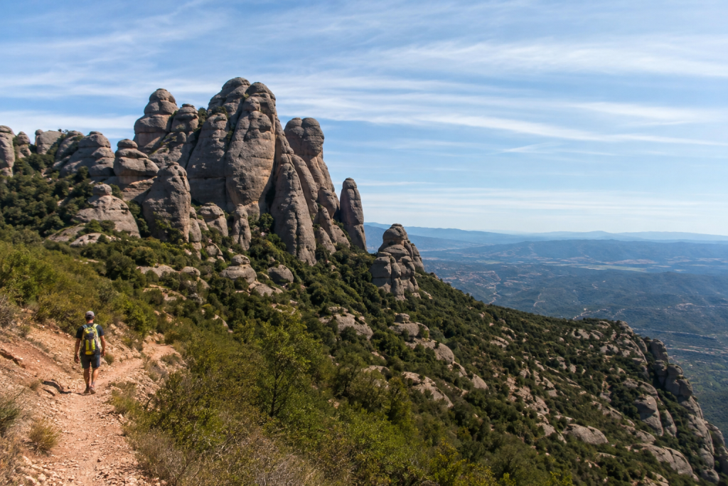 Hors des sentiers battus : les meilleures randonnées autour de Barcelone 3 Randonnées autour de Barcelone dans le massif de Sant Llorenç del Munt i l’Obac avec vue sur les rochers et la vallée.