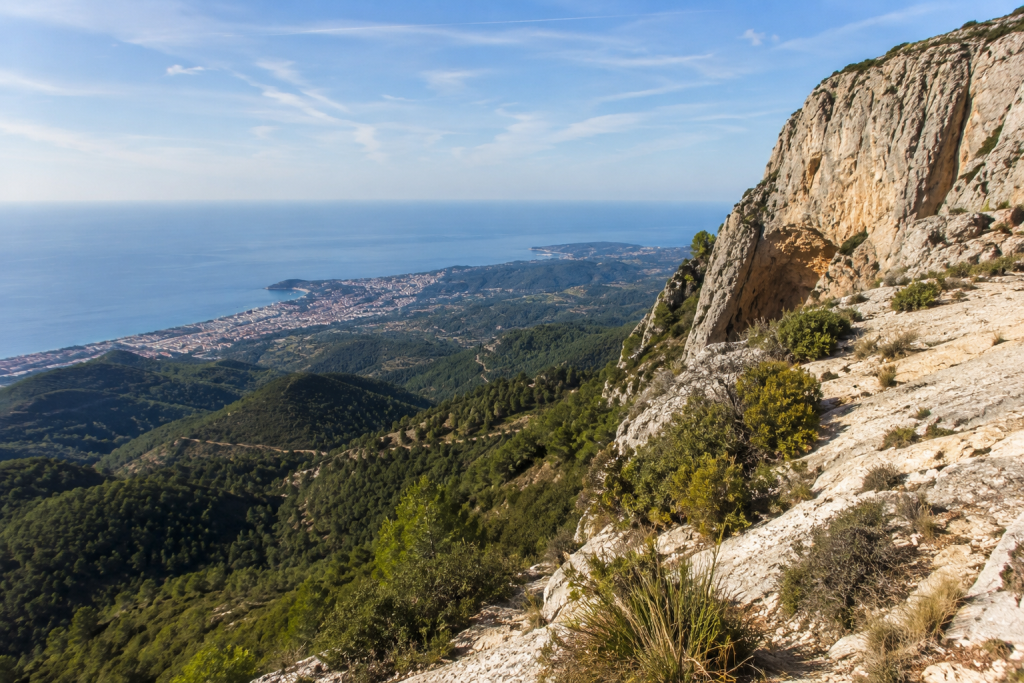 Hors des sentiers battus : les meilleures randonnées autour de Barcelone 1 Randonnées autour de Barcelone avec vue sur la mer, la côte et les montagnes depuis un sentier en hauteur.