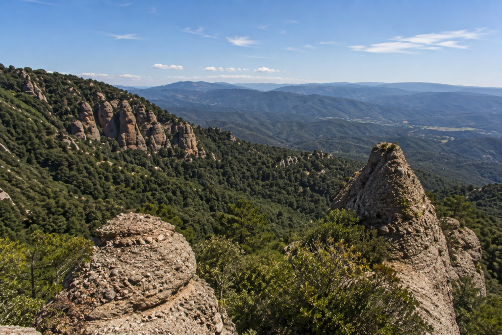 Hors des sentiers battus : les meilleures randonnées autour de Barcelone 6 Randonnées autour de Barcelone dans le massif de Sant Llorenç del Munt i l’Obac avec vue sur les montagnes et les formations rocheuses.