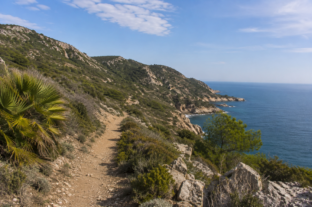 Hors des sentiers battus : les meilleures randonnées autour de Barcelone 5 Randonnées autour de Barcelone sur un sentier côtier avec vue sur la mer et les falaises.