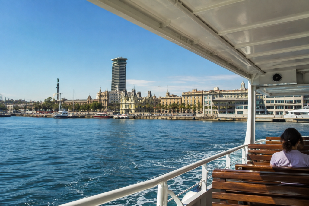 Les meilleures promenades en bateau autour de Barcelone 4 Promenades en bateau à Barcelone au coucher du soleil avec des passagers profitant de la vue sur la Méditerranée