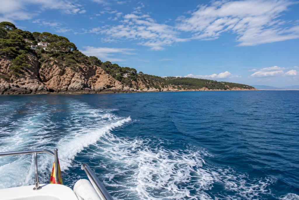 Les meilleures promenades en bateau autour de Barcelone 6 Promenades en bateau à Barcelone avec vue sur le sillage du bateau, la côte catalane et la mer Méditerranée