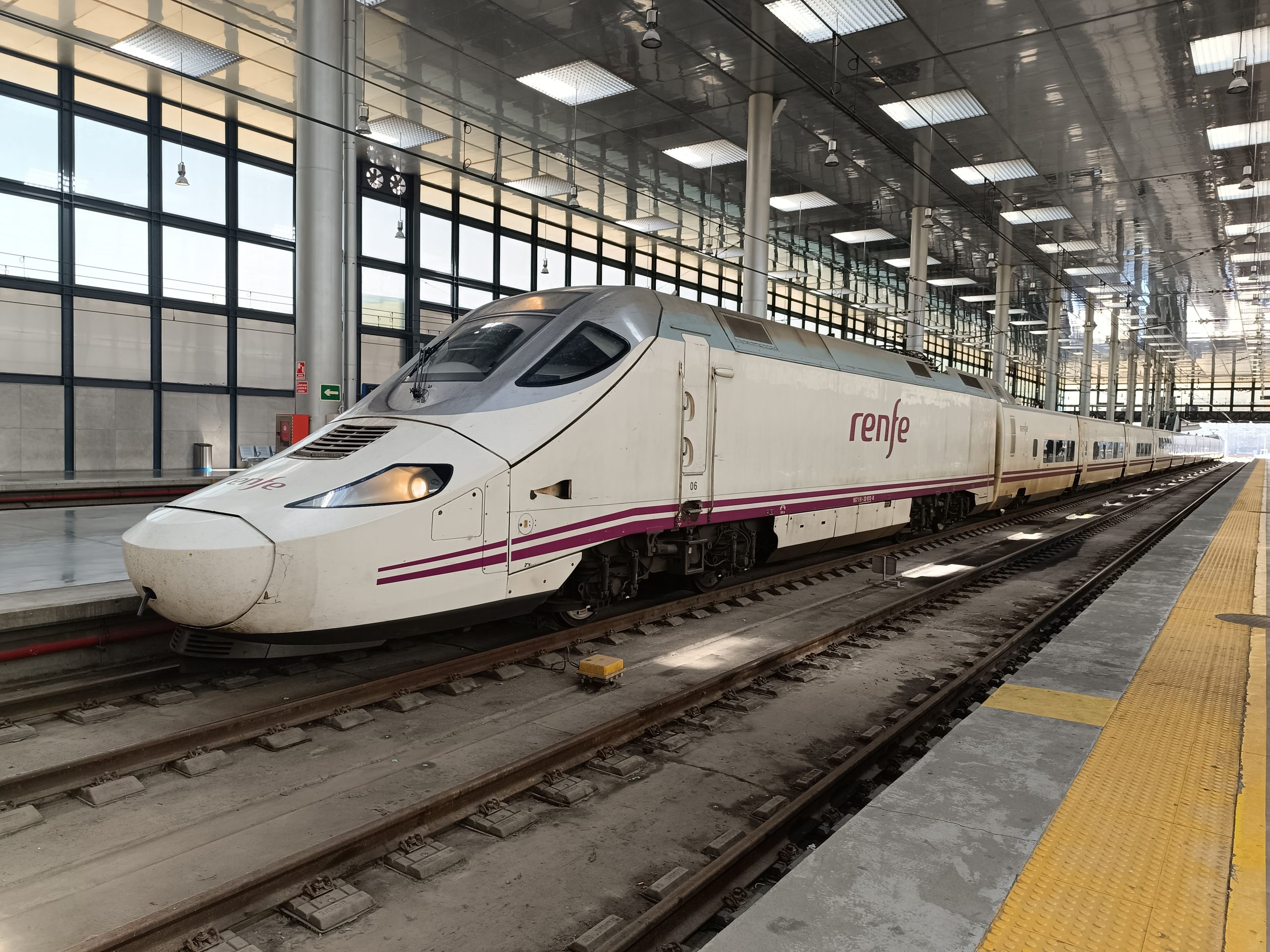 Voyager en train en Espagne : le guide essentiel pour les Français expatriés 2 pexels antonio garcia prats 1579305 31166115 scaled